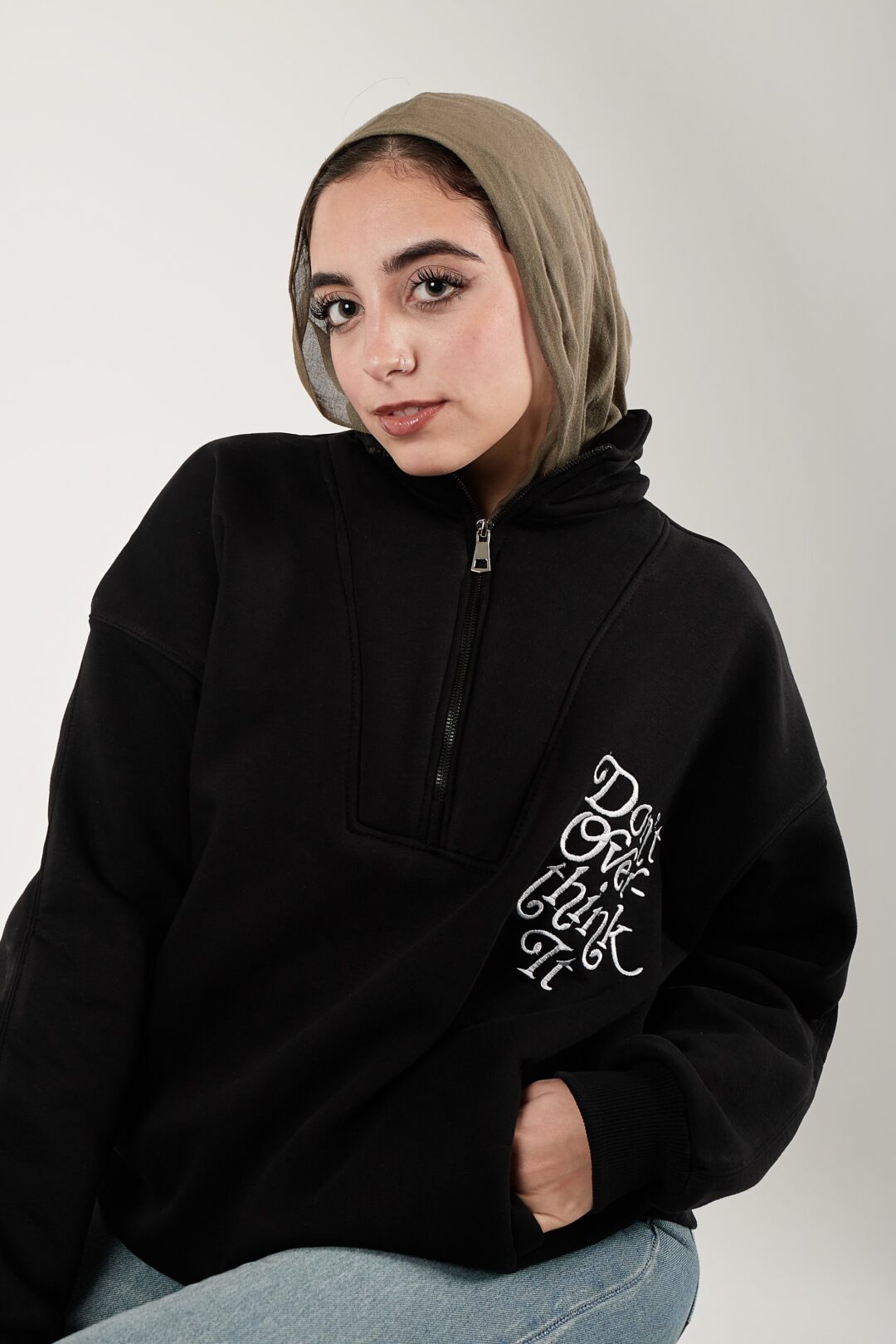 Don’t overthink it sweatshirt - Image 3