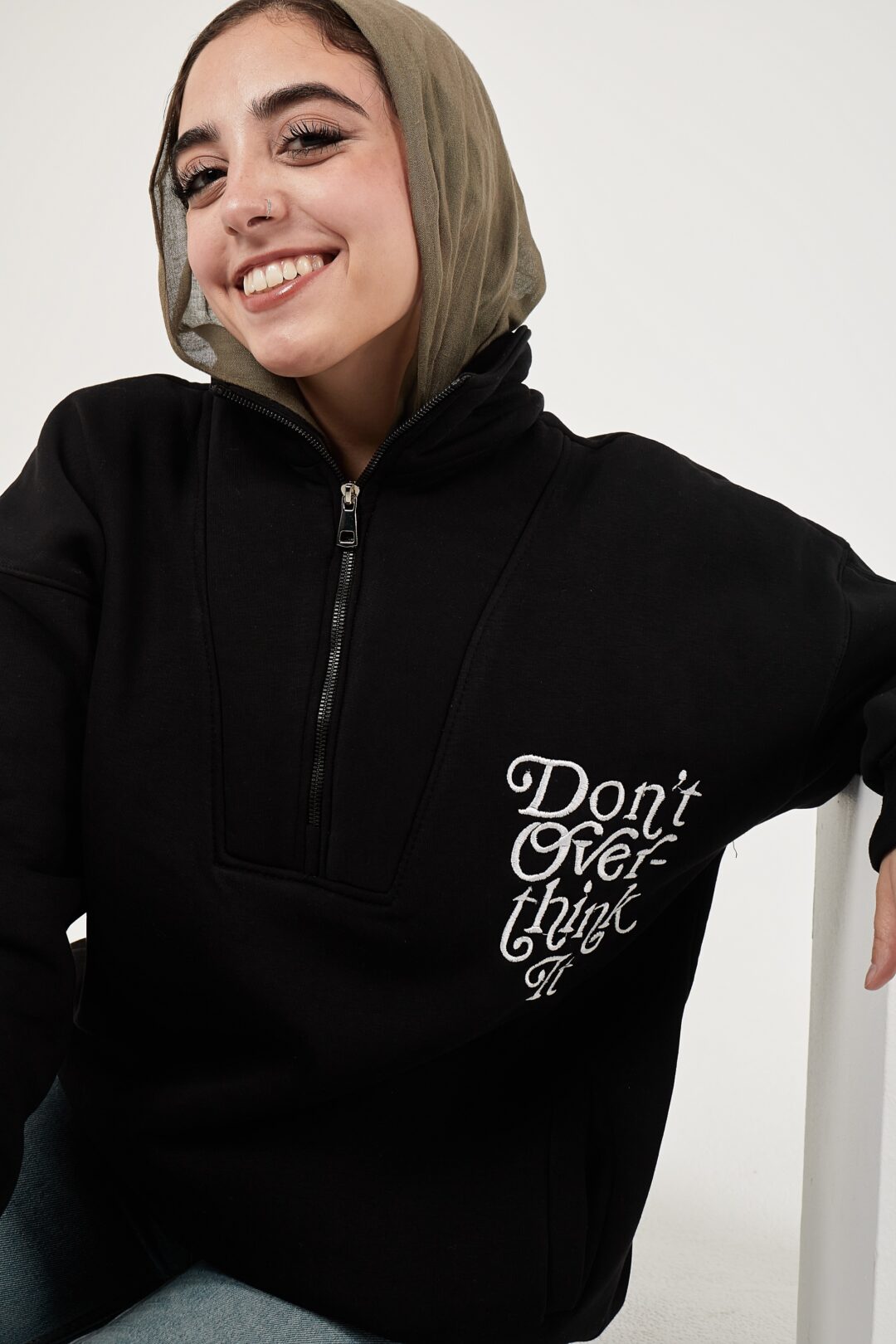Don’t overthink it sweatshirt - Image 2